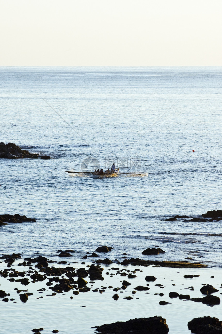 游艇驶近亚速尔州皮科岩石浮标远景地平线运动员赛艇风景捕鲸海景海洋图片