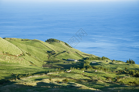 亚速尔群岛亚速尔州皮科岛土地房子海岸天空火山石头环境蓝色草地谷仓背景