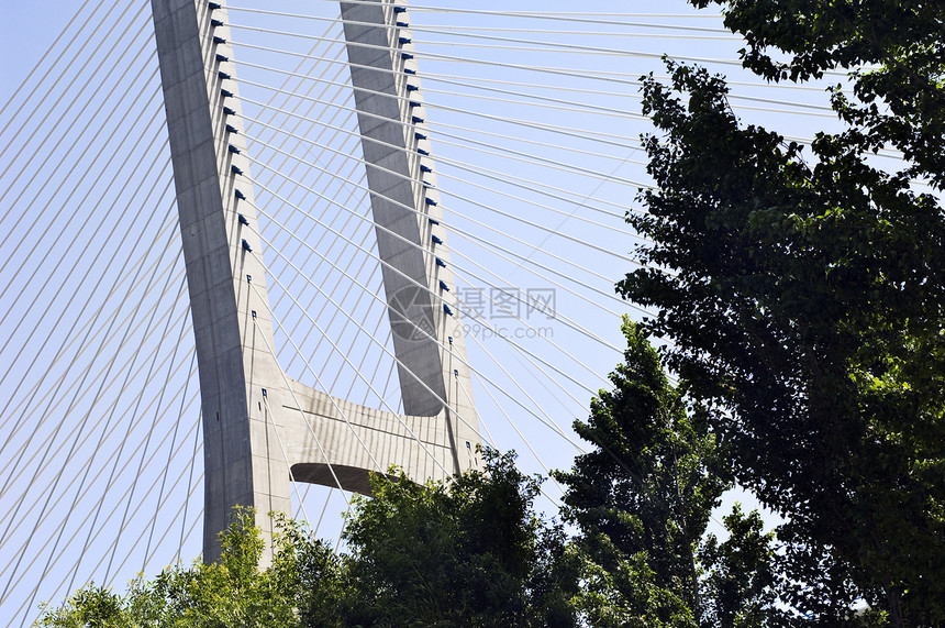 悬吊桥旅行电缆网络工程绿色穿越蓝色交通建筑学晴天图片
