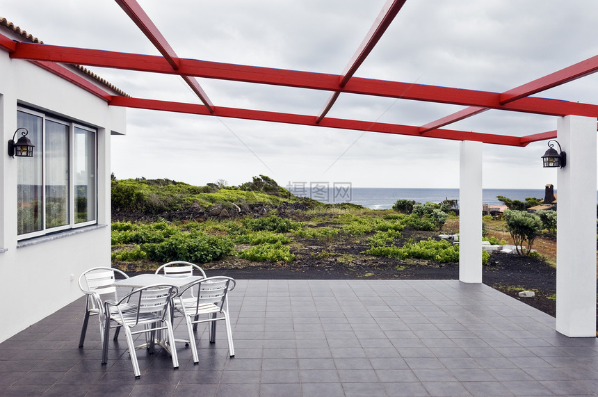 阳台上的椅子餐厅凉棚空白桌子房子天际光束风景享受旅游图片
