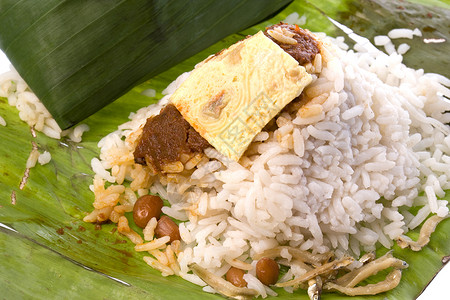 游浆豆腐Banana Leaf的椰子米马来语美味鳀鱼叶子早餐香料香蕉牛奶树叶食物背景