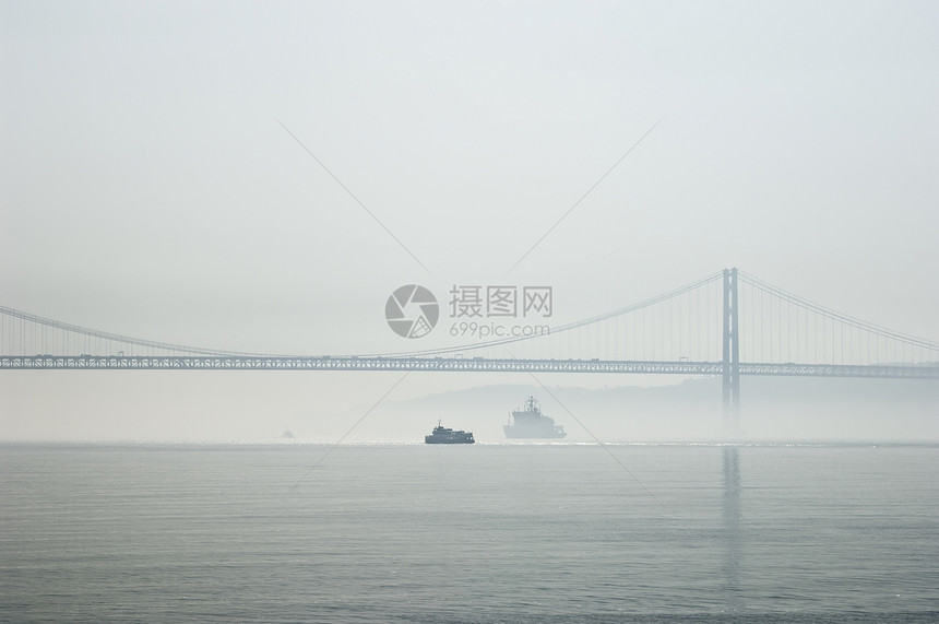 在雾中清晨渡过塔古斯河的渡轮图片