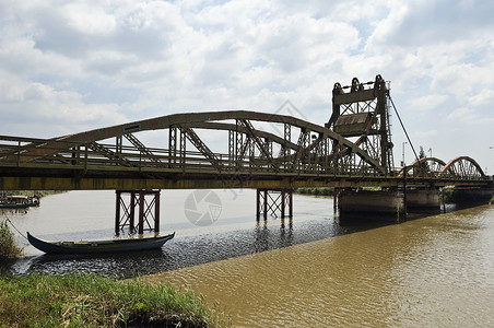 清明河上图萨多河上的吊桥 萨尔阿尔卡塞尔 阿伦特霍 波图格金属工程历史性结构地标河岸旅游旅行钢材建筑学背景