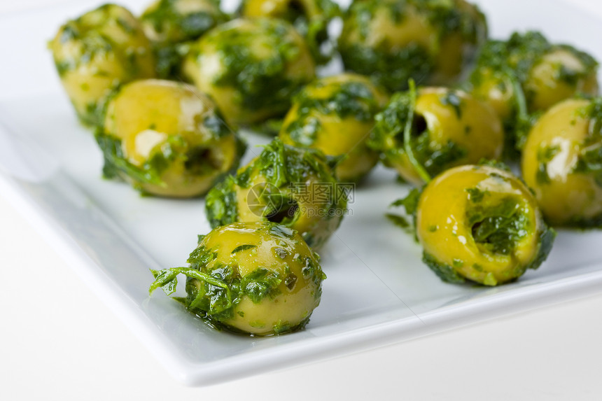 平白板上的橄榄小吃草本植物味道饮食水果蔬菜收成香菜起动机盘子图片