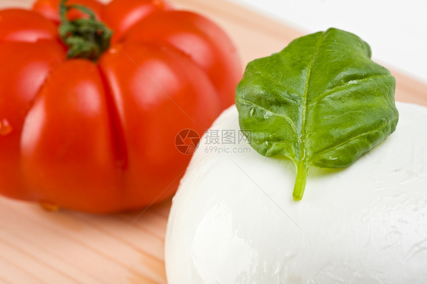 西红柿 马扎里拉和Basil蔬菜起动机食物烹饪美食小吃沙拉营养盘子图片
