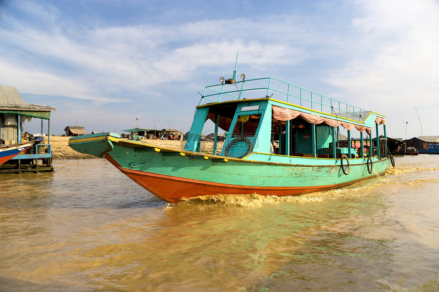 柬埔寨Chong Kneas河渔船图片