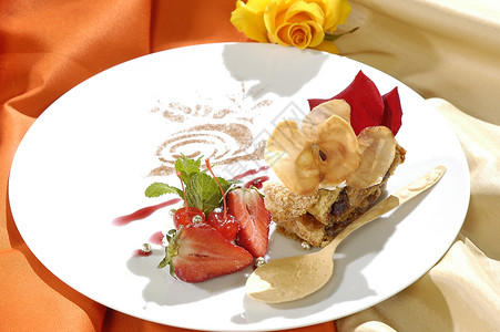 草莓刨冰奢华的甜点鞭打庆典盘子玫瑰糖果奶油糕点美食婚礼玻璃背景