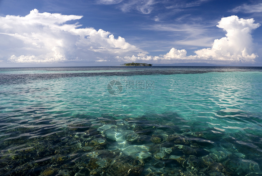 热带岛屿和开海天堂海浪蓝色异国假期风景天气波浪海景天空图片