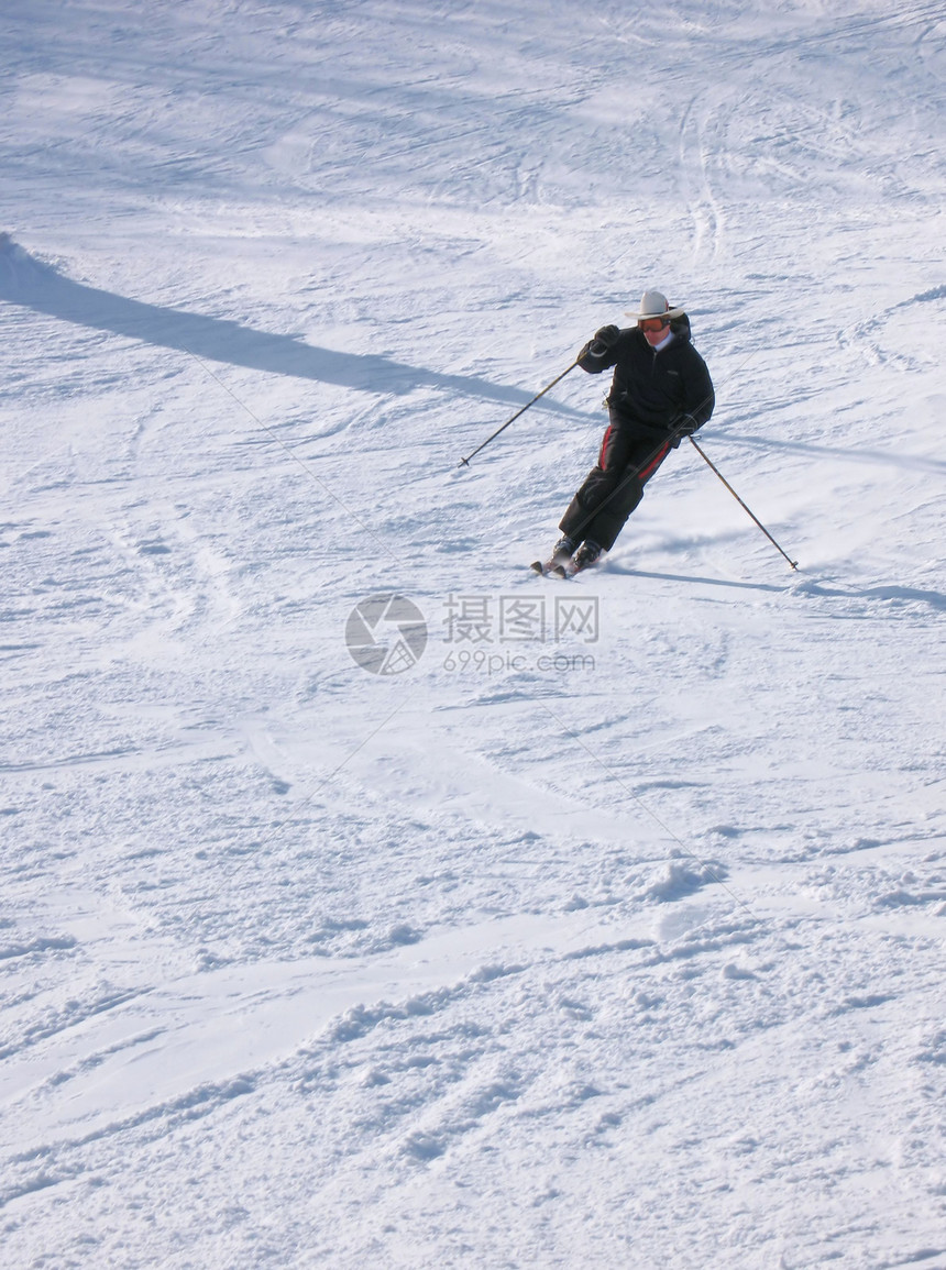 一个快乐的滑雪人图片