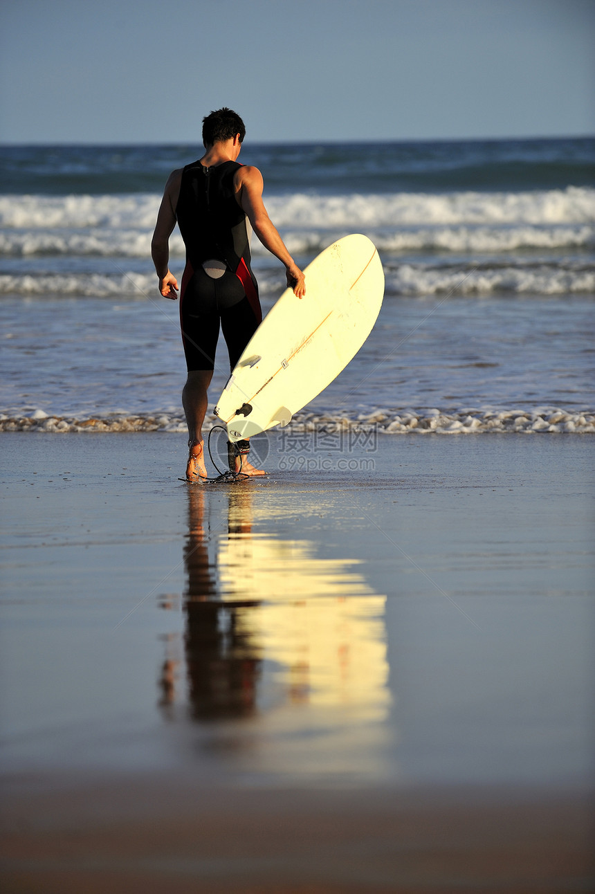 冲浪男孩闲暇热带假期海滨乐趣运动娱乐海岸男生男性图片