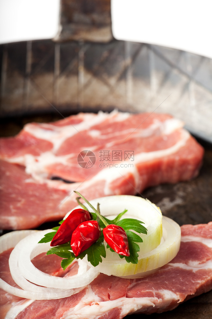 铁锅里生猪肉牛排美食牛扒食物肌肉红色肩膀洋葱香菜脖子烹饪图片