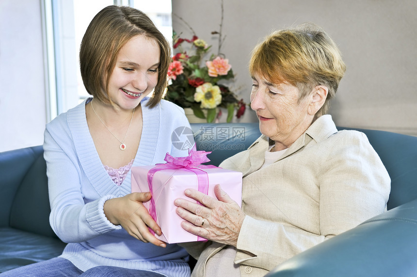 访问祖母的外孙女家庭女士青少年生日女孩孙子价值观展示退休庆典图片