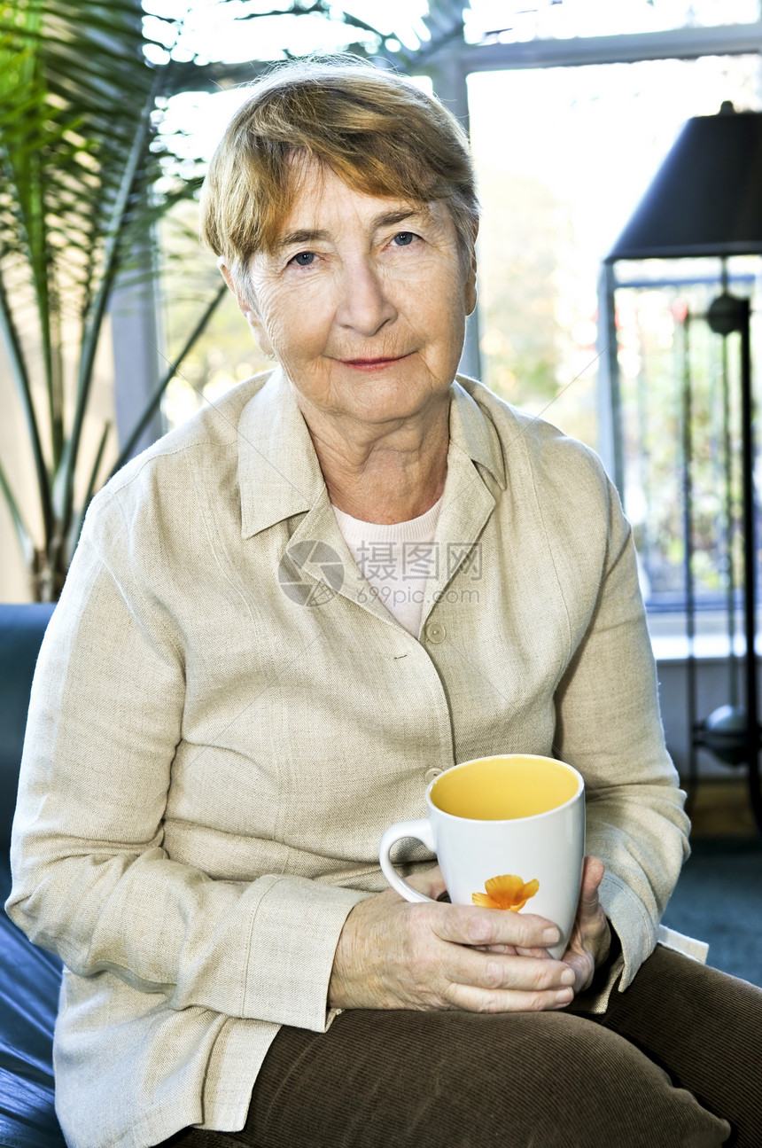 年长妇女放松杯子女性成人老年幸福饮料咖啡老化医疗保险思维图片