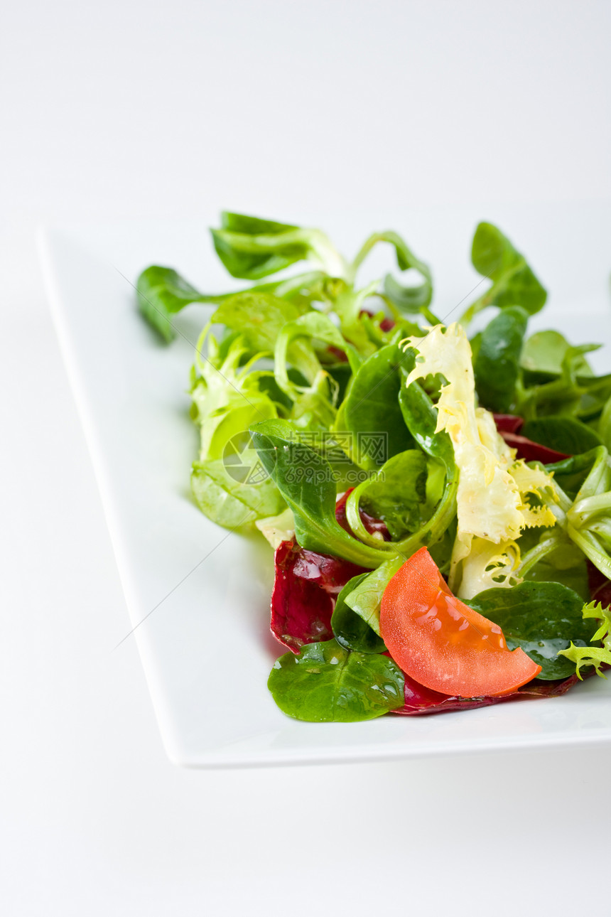 白色盘子上混合沙拉的细节红色食物饮食花园正方形午餐蔬菜菊苣叶子小吃图片