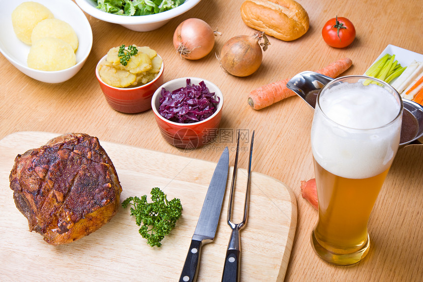 传统巴伐利亚烤猪肉 配有啤酒酱和子木头午餐韭菜餐厅土豆牛肉橡木用餐烹饪美味图片