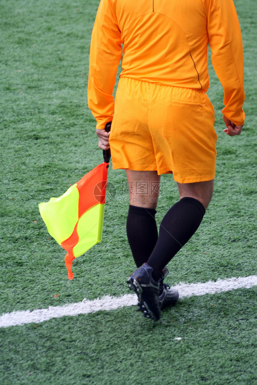一个足球线员裁判游戏黄色膝盖旗帜边员黑色图片