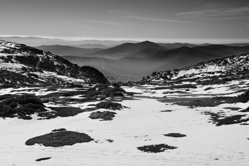 冬季风景房子旅游远景蓝色粉末顶峰栅栏滑雪山脉爬坡图片