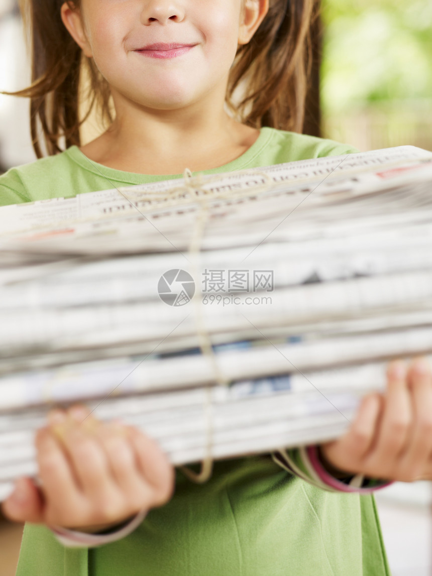 女童回收报纸循环利用女孩孩子选择性年龄童年女性部分环境问题生态裁剪图片
