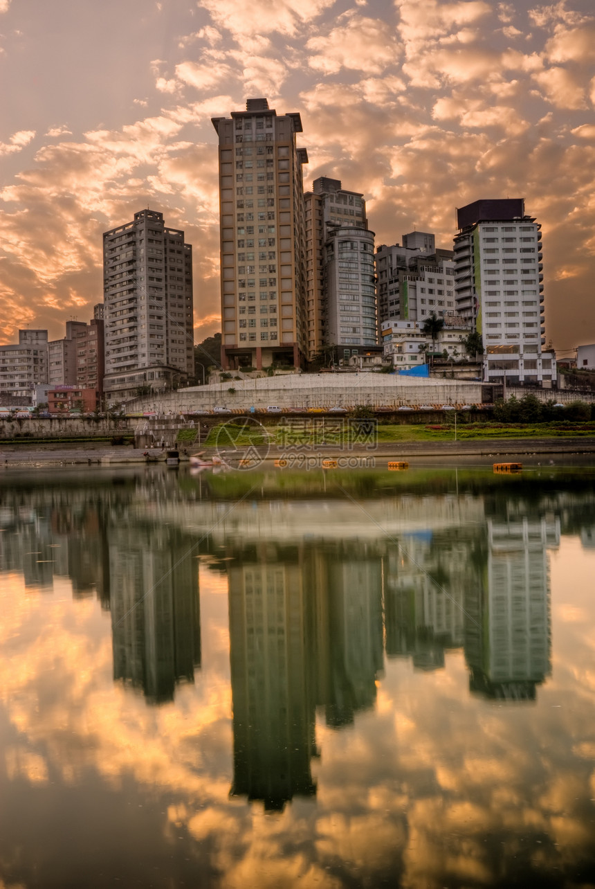 公寓和河流图片