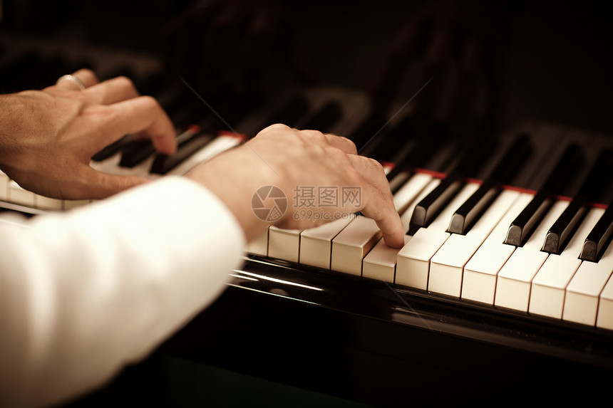男人弹钢琴钢琴黑色音乐家男性裁剪音乐乐器艺术歌曲键盘图片