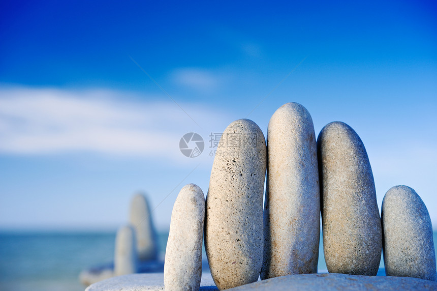 游轮岩石巨石阳光天空石头顺序蓝色海滩鹅卵石卵石图片