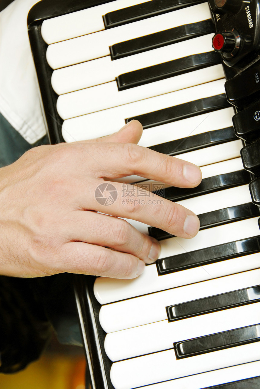 音乐手演奏手风琴旋律按钮作品歌曲戏剧性手指男性居住纽扣男人图片