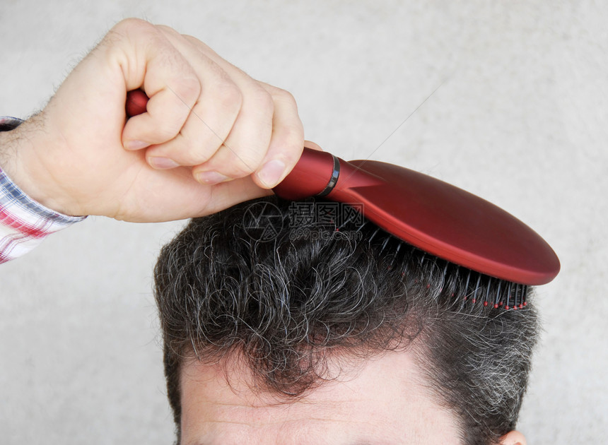 男人梳理头发前额手臂理发师福利耳朵刷子命令卷发梳子按摩图片