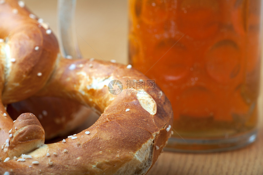 两张巴伐利亚文的retzel糕点盐渍小吃面包木头早餐棕色食物宏观泡沫图片