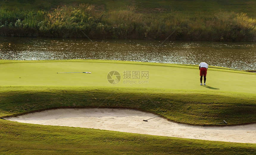 高尔夫球加绿色运动男人爱好男性推杆风景阴影季节玩家姿态图片