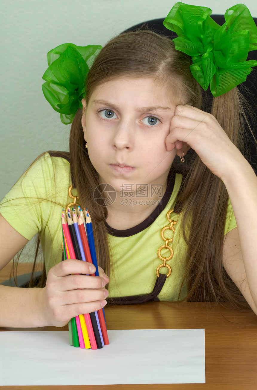 手拿着彩色铅笔的女孩桌子重力蜡笔娘娘腔叶子女学生相似度黄色画家孩子图片