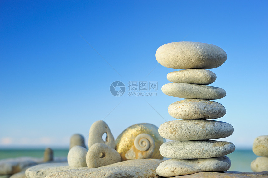 重点鹅卵石海滩石头蓝色阳光天空卵石岩石巨石图片