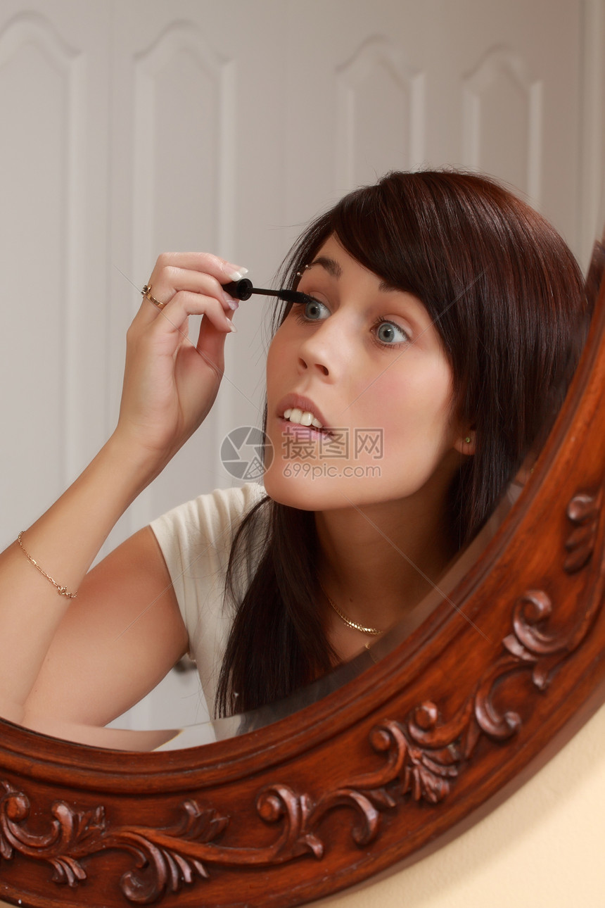 化妆的女生女性镜子女士化妆品黑发睫毛膏图片