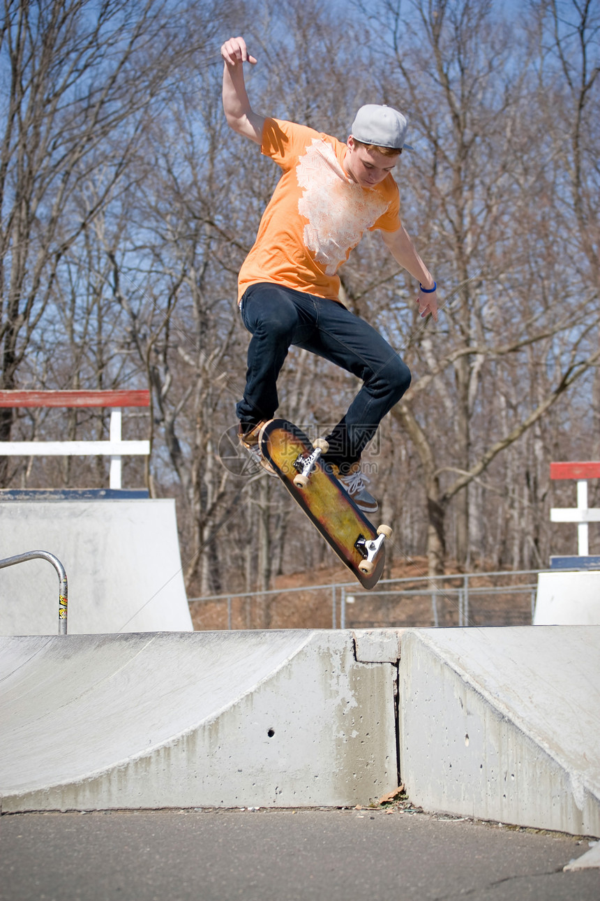 滑板机跳跃诡计男生空气公园溜冰者滑板伙计滑冰特技青年图片
