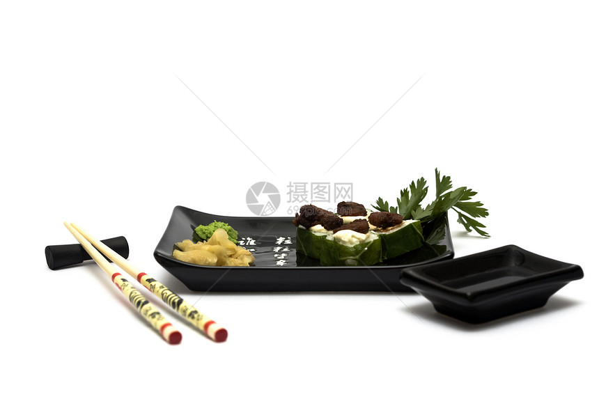 寿司板辣根海苔食物盘子筷子海鲜寿司白色餐厅酱油图片