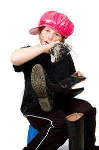 小黑屁股女孩 正在闪亮的鞋子粉色靴子白色工作童工黑色帽子背景图片
