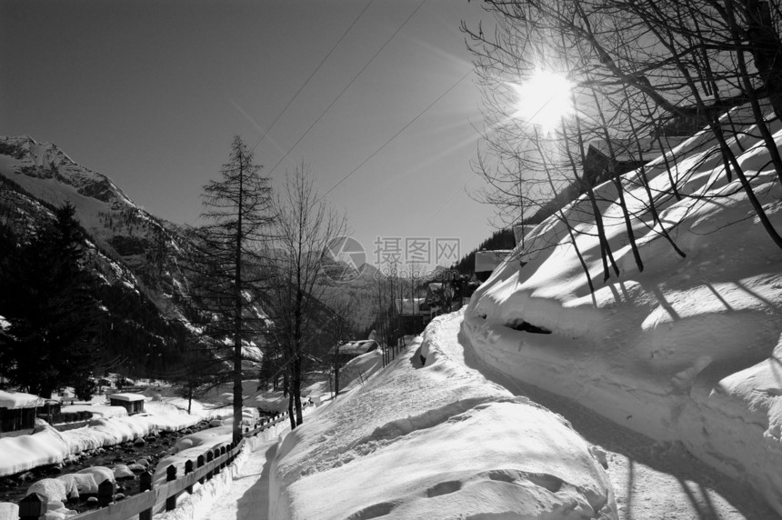 高山冬季风景场景天际顶峰爬坡天空蓝色地球山脉岩石树木图片