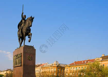 斯拉夫语克罗地亚托米斯拉夫国王雕像背景