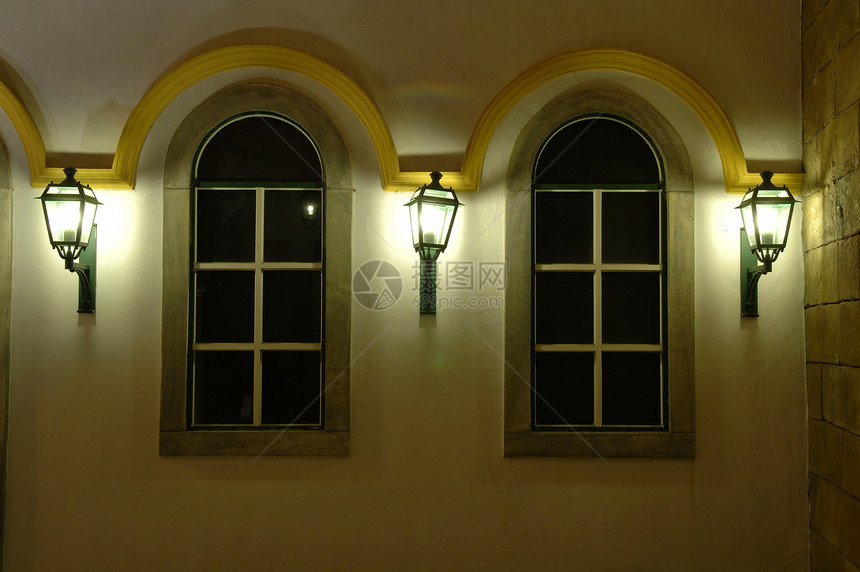 窗户和古董灯笼面阴影港口路灯灯光灯笼辉光建筑学雕刻房子风化图片