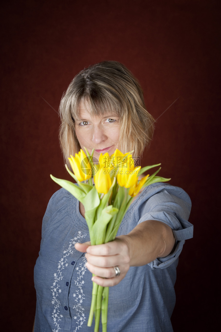 带有黄色郁金香的妇女成人叶子快乐工作室礼物植物金发女郎图片