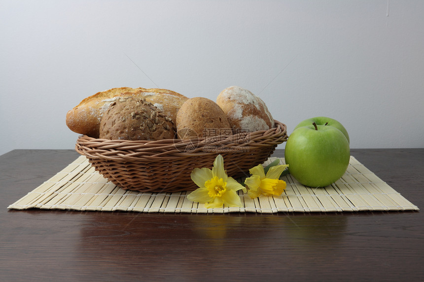 篮子中全麦面包的种类繁多营养早餐产品主食食品谷物种子杂货店耳朵小吃图片