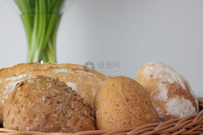 木制桌上各种新鲜烤面包篮子团体脆皮食物小麦糕点早餐面团面粉玉米商品图片