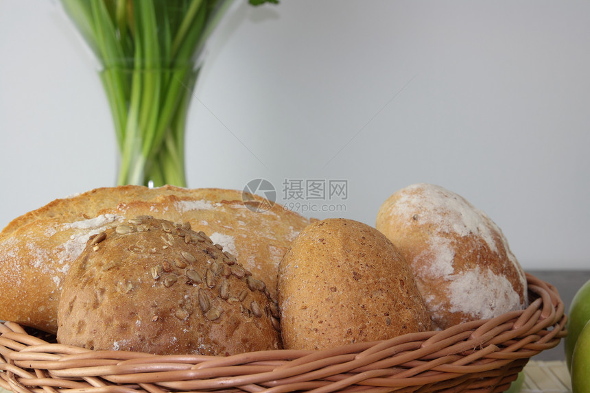 木制桌上各种新鲜烤面包篮子脆皮生活小麦美食商品面团早餐厨房食物糕点图片