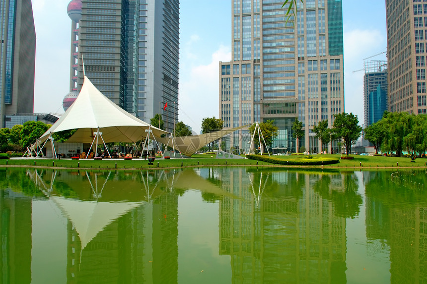 湖上摩天大楼和帐篷的反射远景经济学大都市地标植物花园商业全景景观城市图片
