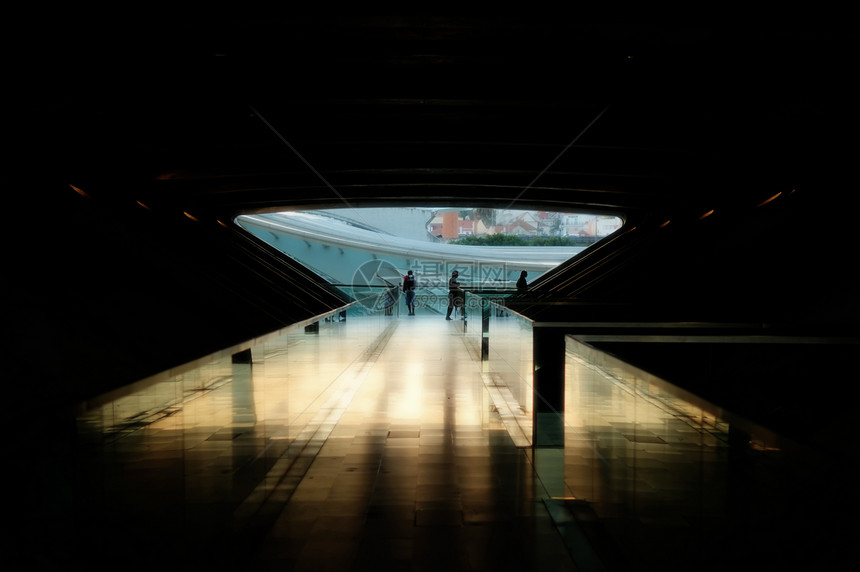 现代火车站的建筑结构乘客玻璃隧道栏杆运输天桥金属城际平台阳光图片