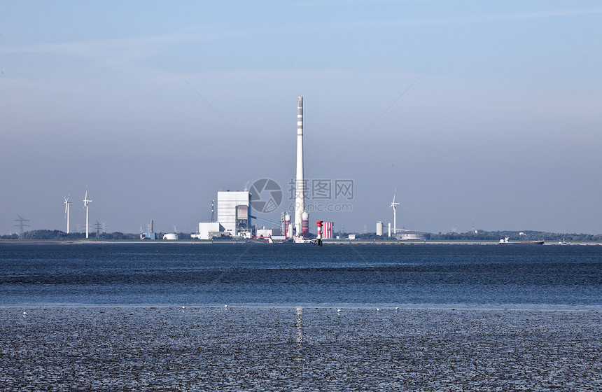 工业工厂建筑物海岸烟囱海洋天空烟道海滩反射泥滩海岸线图片