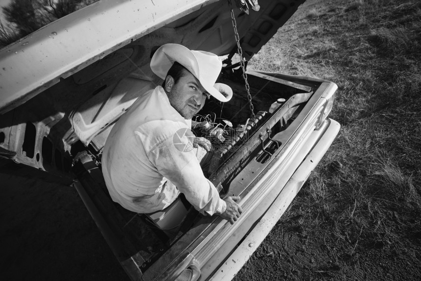 卡车头罩下的人牛仔引擎帽子维修牧场主汽车车厢技术员成人润滑脂图片