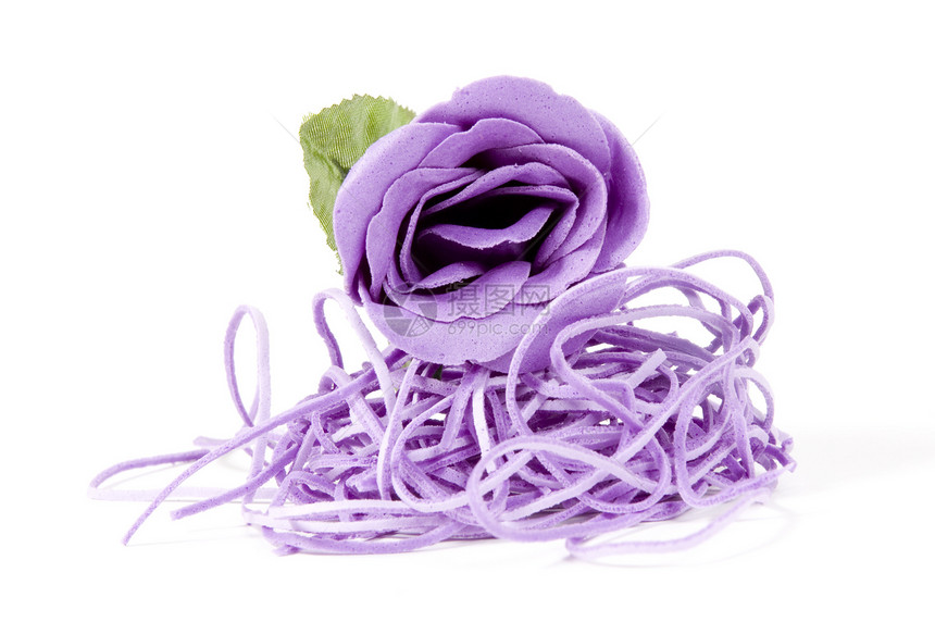 白色背景的美丽紫色花朵图片