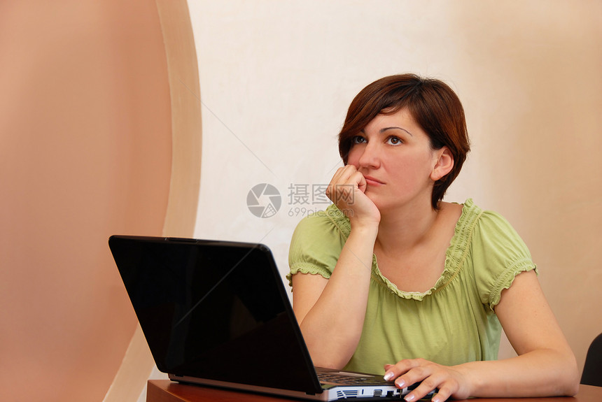 年轻女性思考桌子办公室黑发知识分子思维电脑专注想像力工作商务图片