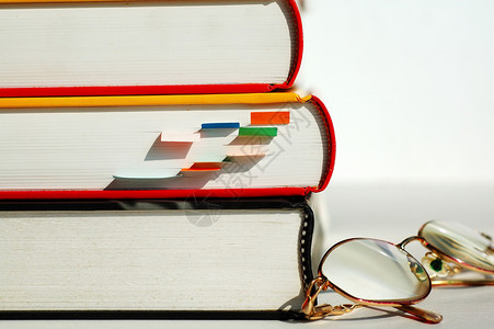 三本书和眼镜背景图片