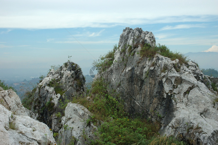 卡尔斯特山山脉吸引力爬坡科学高原远足山峰天空石灰石岩石图片